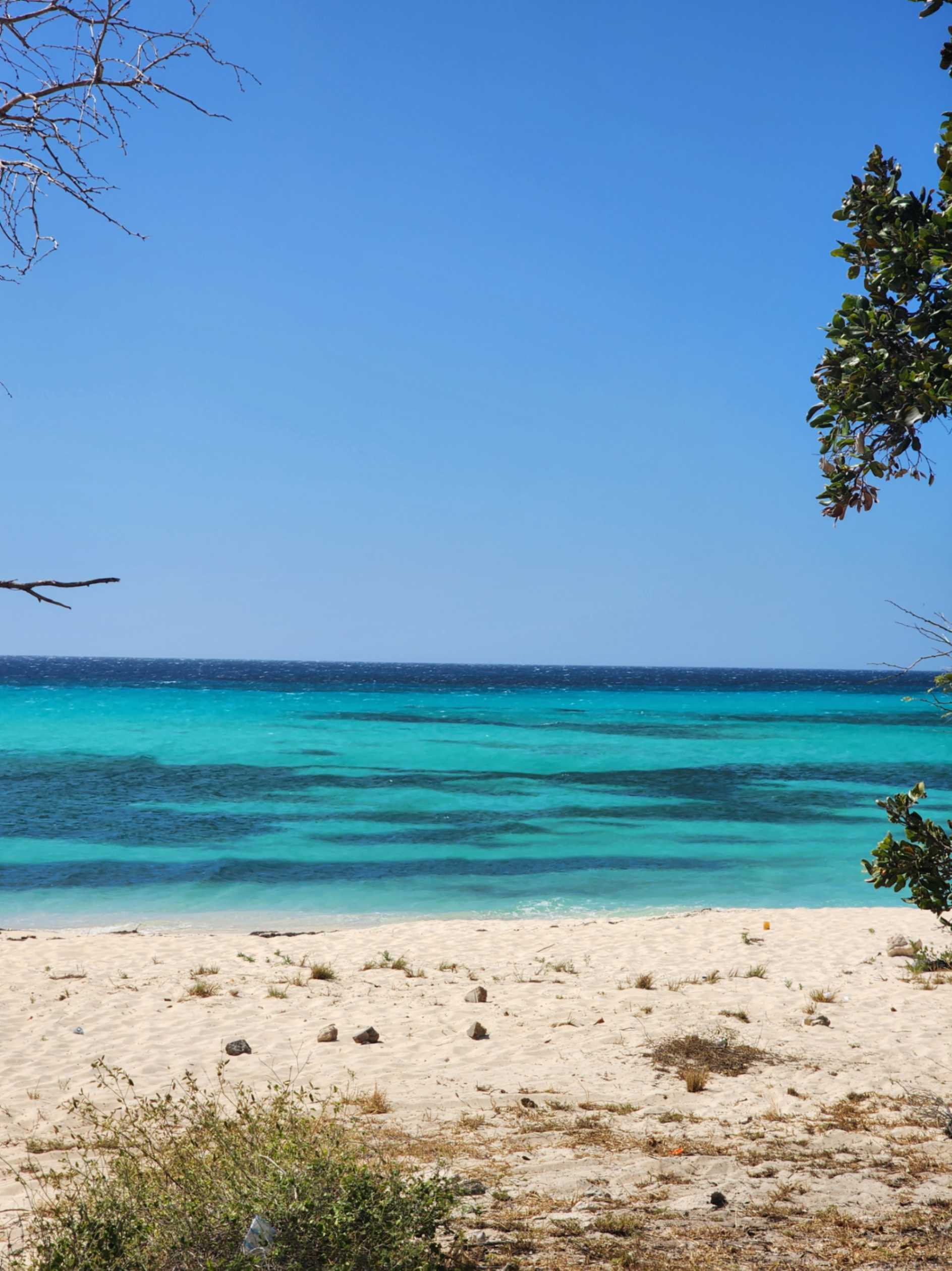 Acantilados rojos y mar turquesa en Cabo Rojo, Pedernales