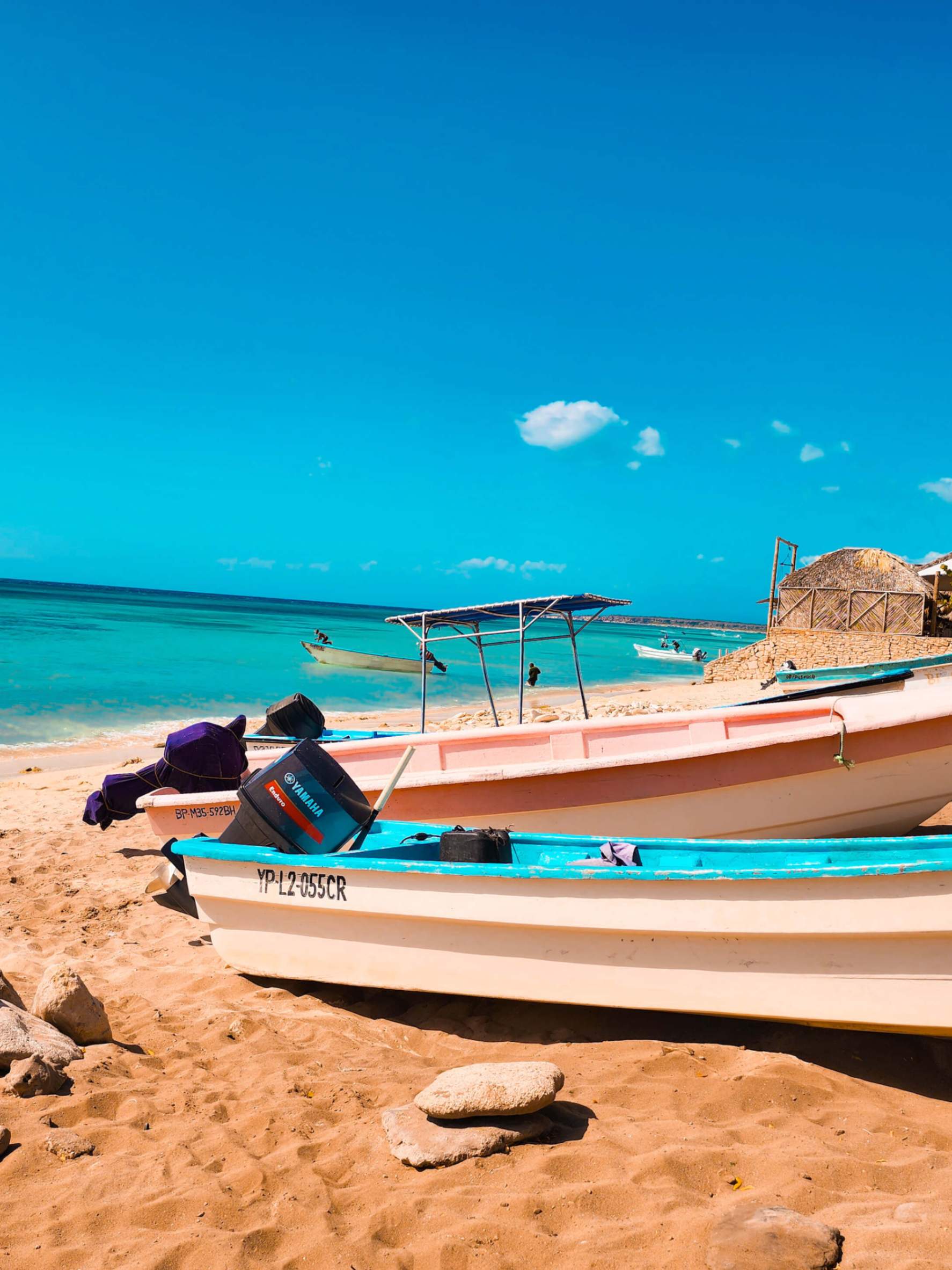 Mirador con acantilados rojizos y mar turquesa en Cabo Rojo, Pedernales