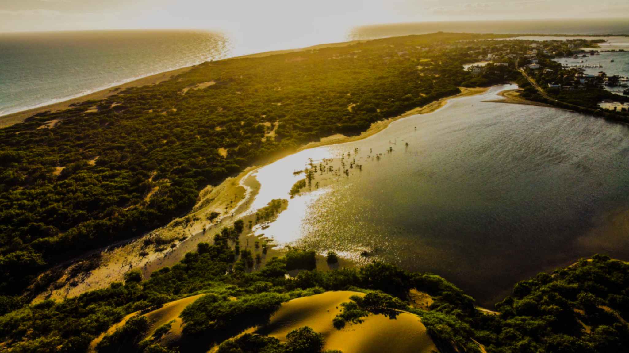 Atardecer en las Dunas de Baní con tonos dorados sobre la arena