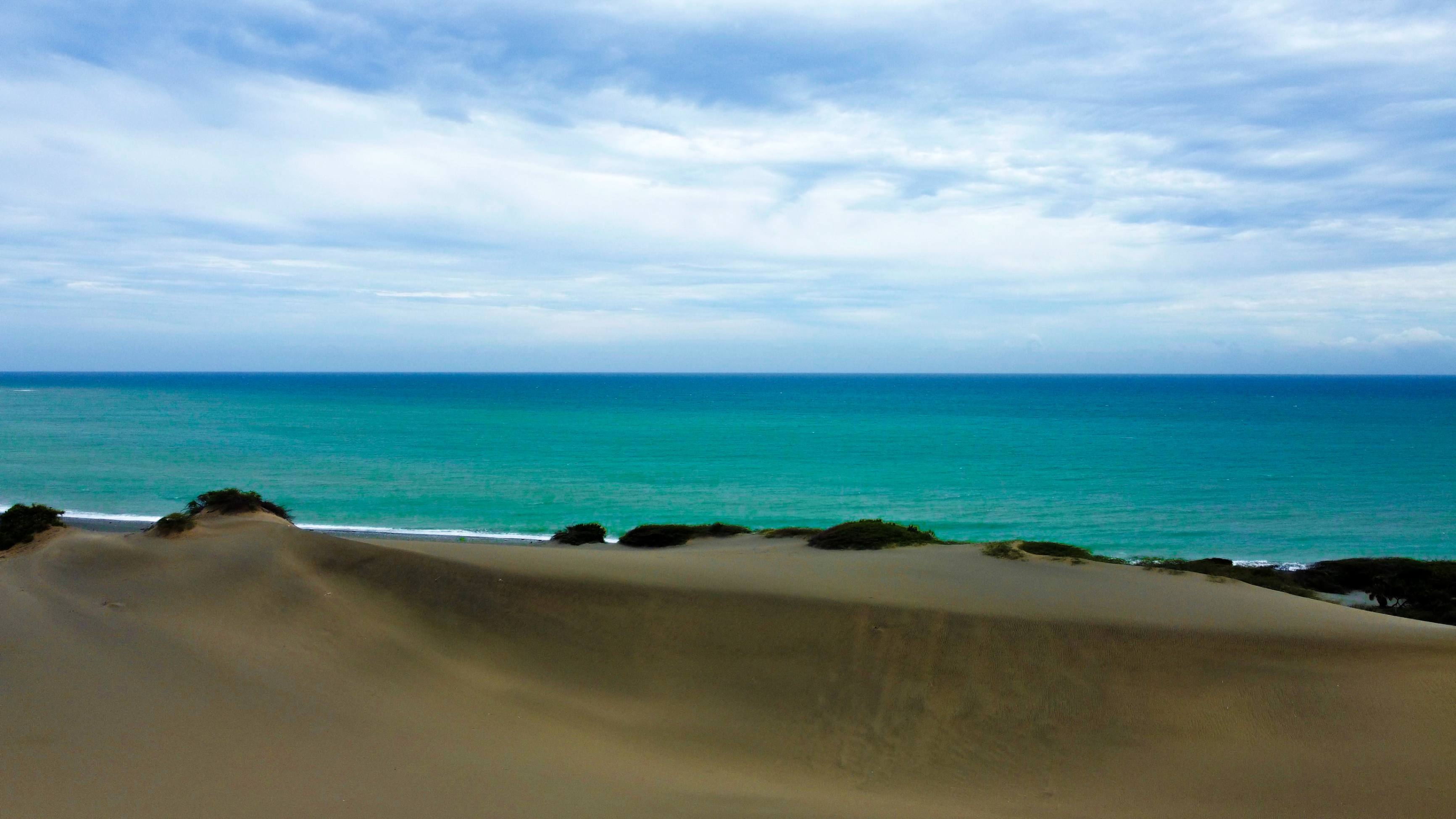 Vista desde lo alto de las dunas hacia el mar Caribe Vista desde lo alto de las dunas hacia el mar Caribe