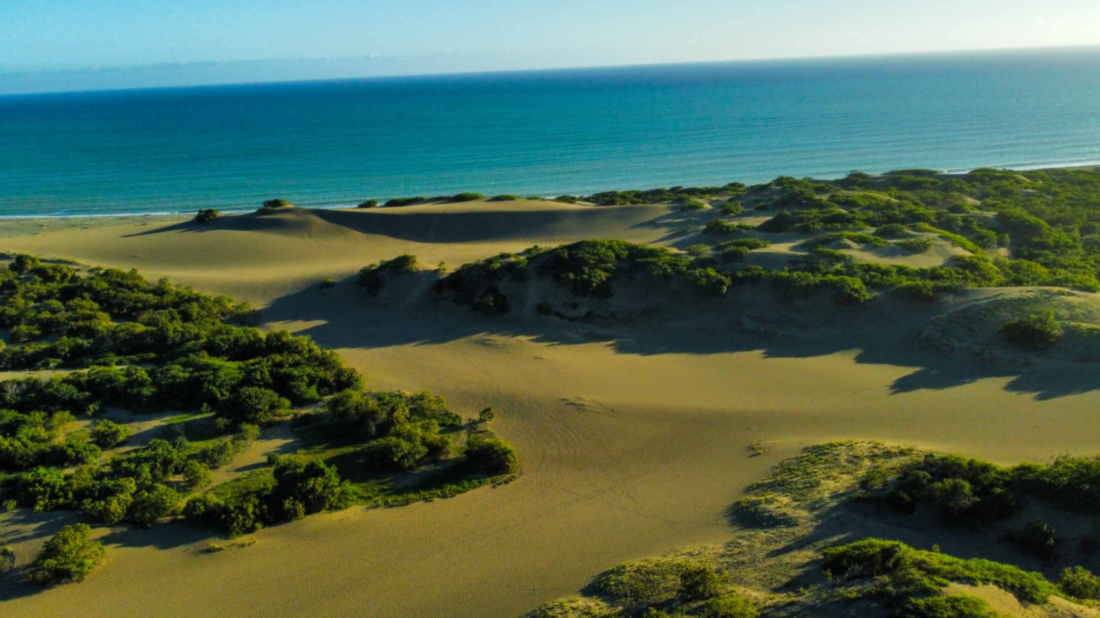 Vista panorámica amplia de las Dunas de Baní junto al mar Caribe