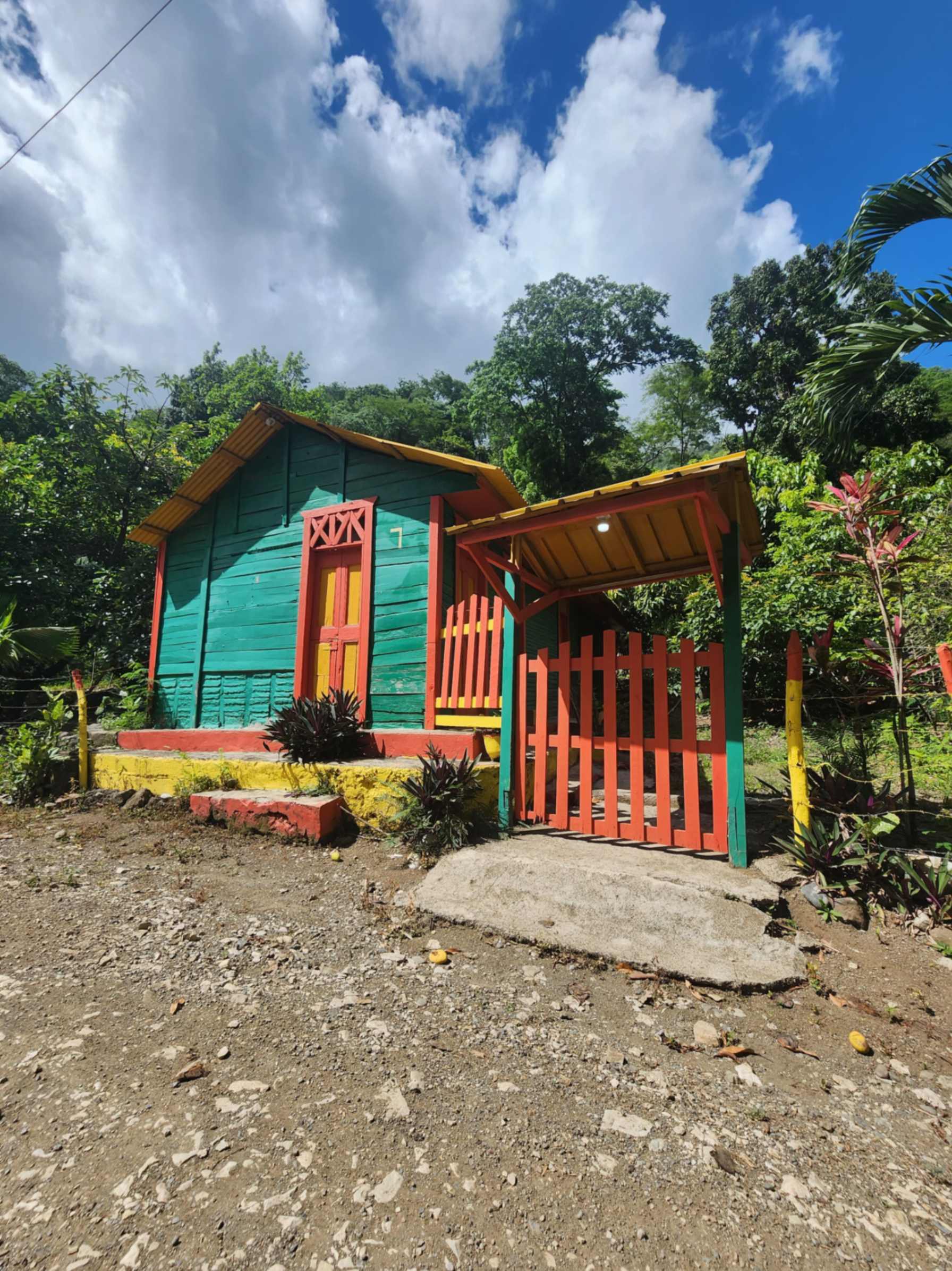 Casa rural en El Recodo Casa rural en El Recodo, mostrando la vida tradicional dominicana