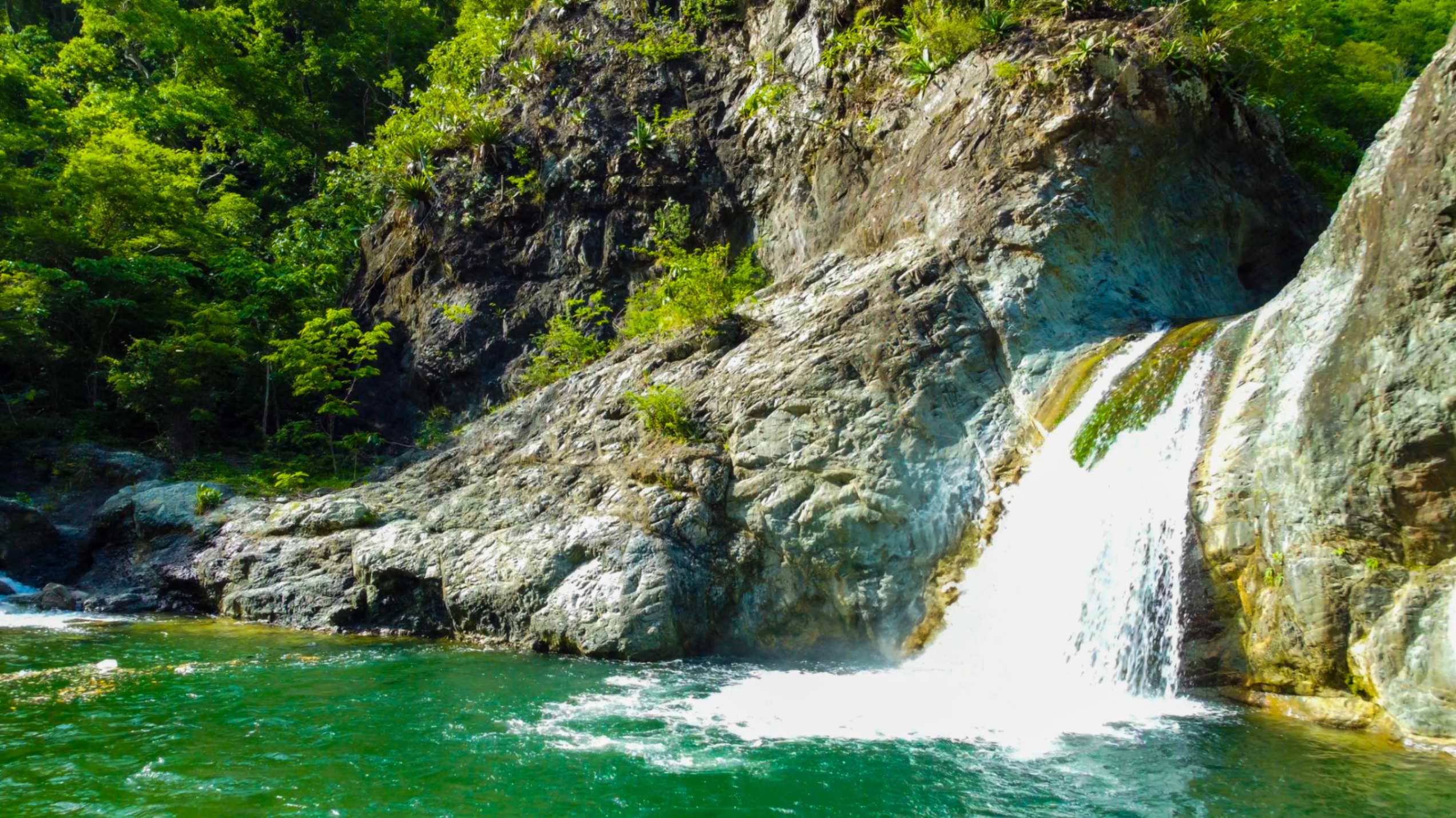 Aventura en Las Yayitas de Baní Persona disfrutando de la aventura en las cascadas de Las Yayitas