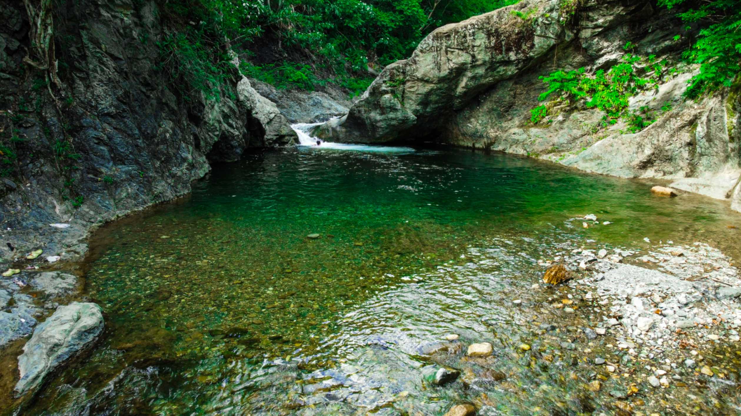 Vista de las aguas heladas de Las Yayitas Aguas cristalinas y heladas en una poza de Las Yayitas