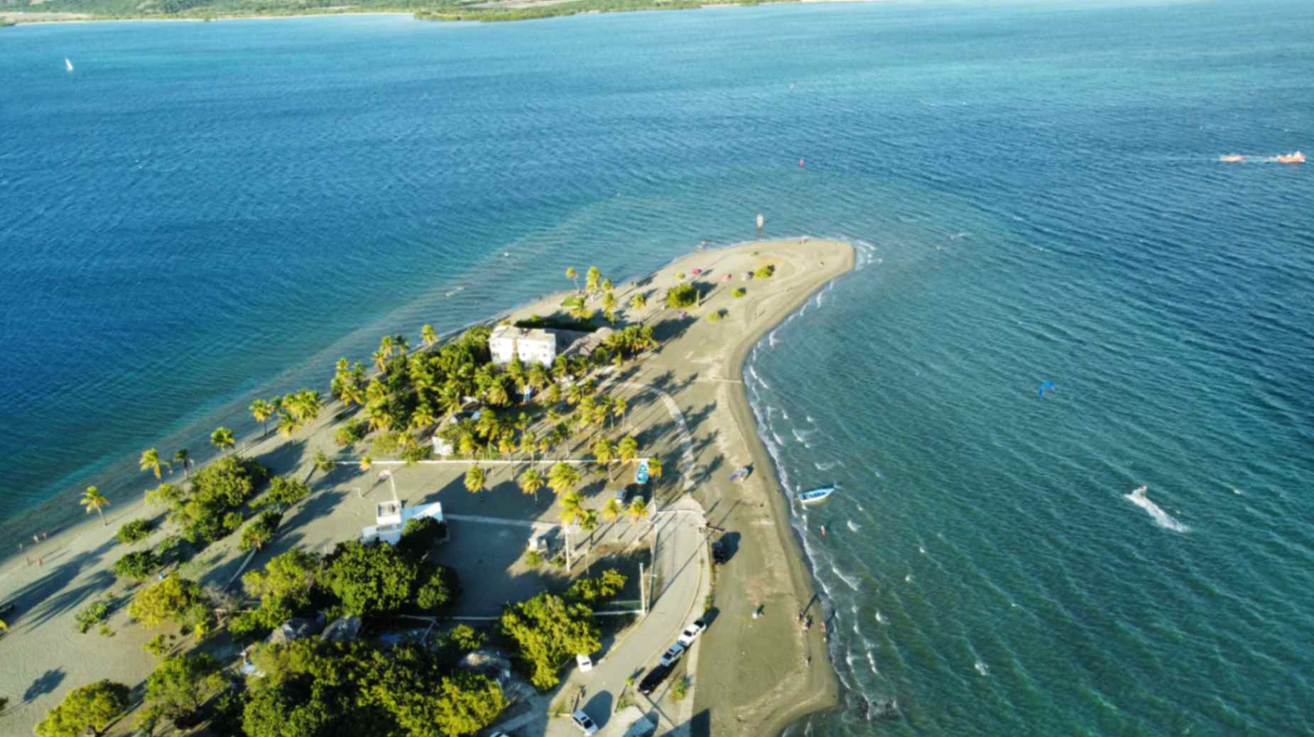 Playa de Punta de Salinas con aguas tranquilas