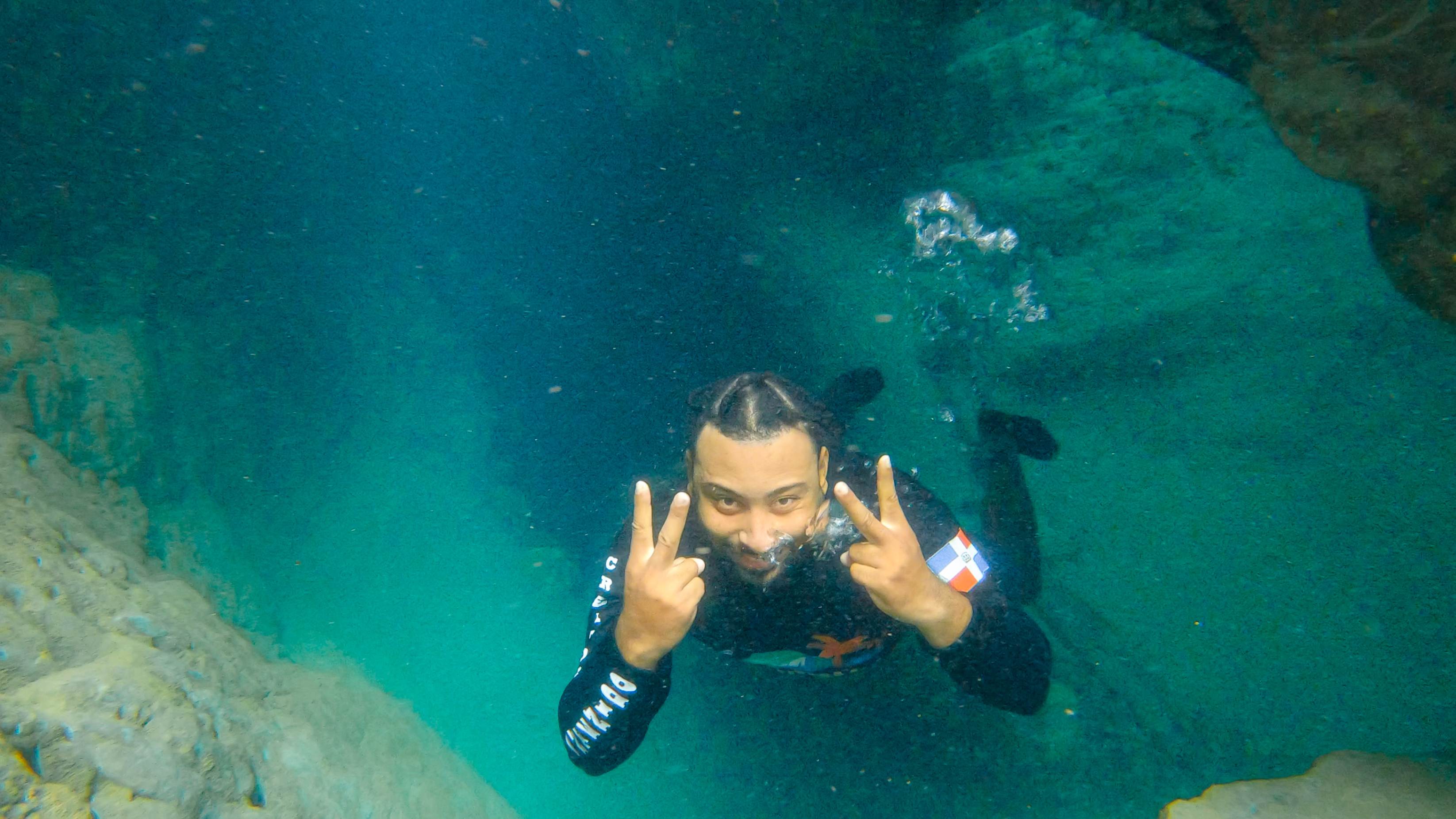 Persona nadando en la cascada la culebra