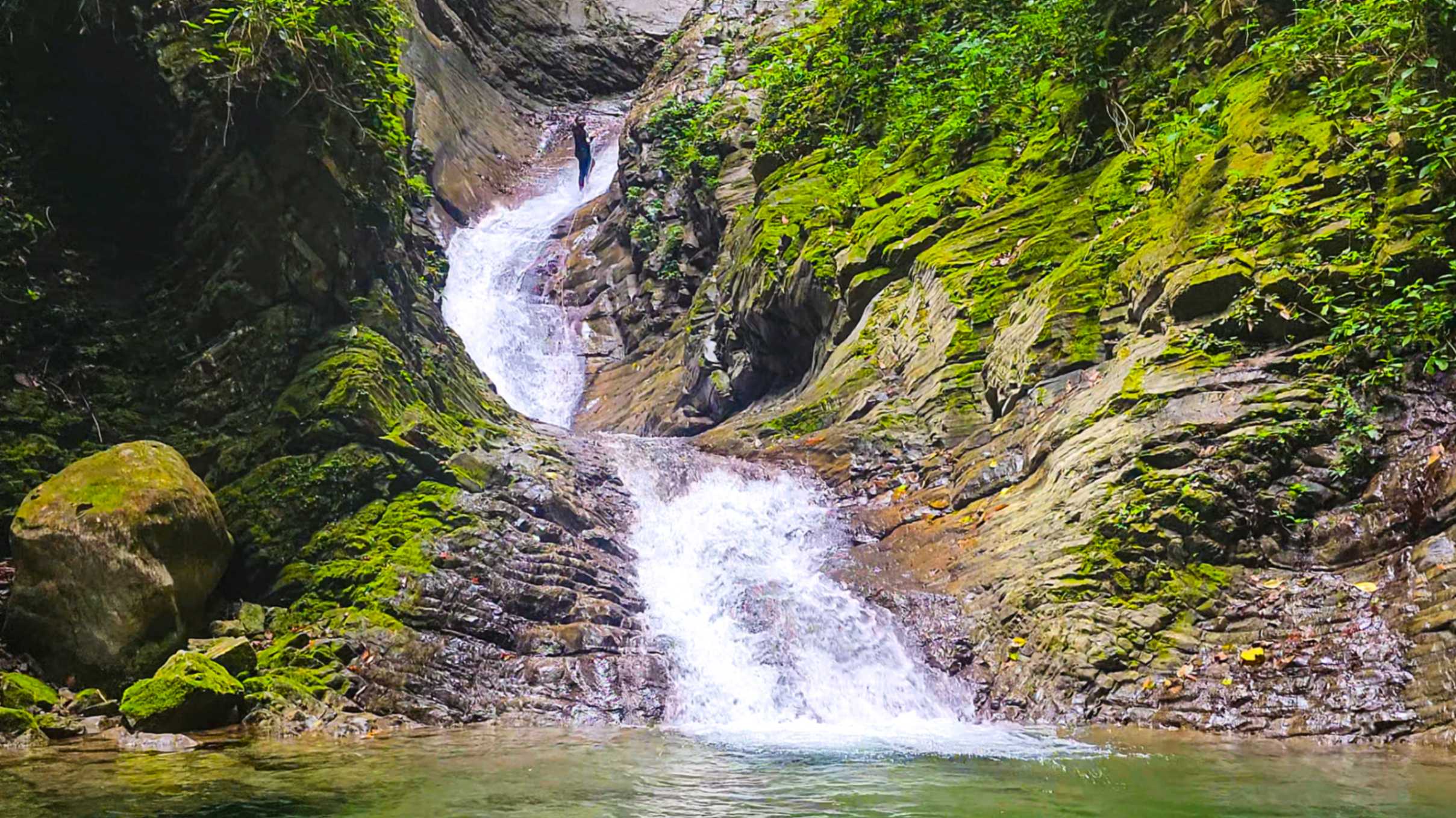 Sendero serpenteante hacia la Cascada La Culebra en Los Cacaos