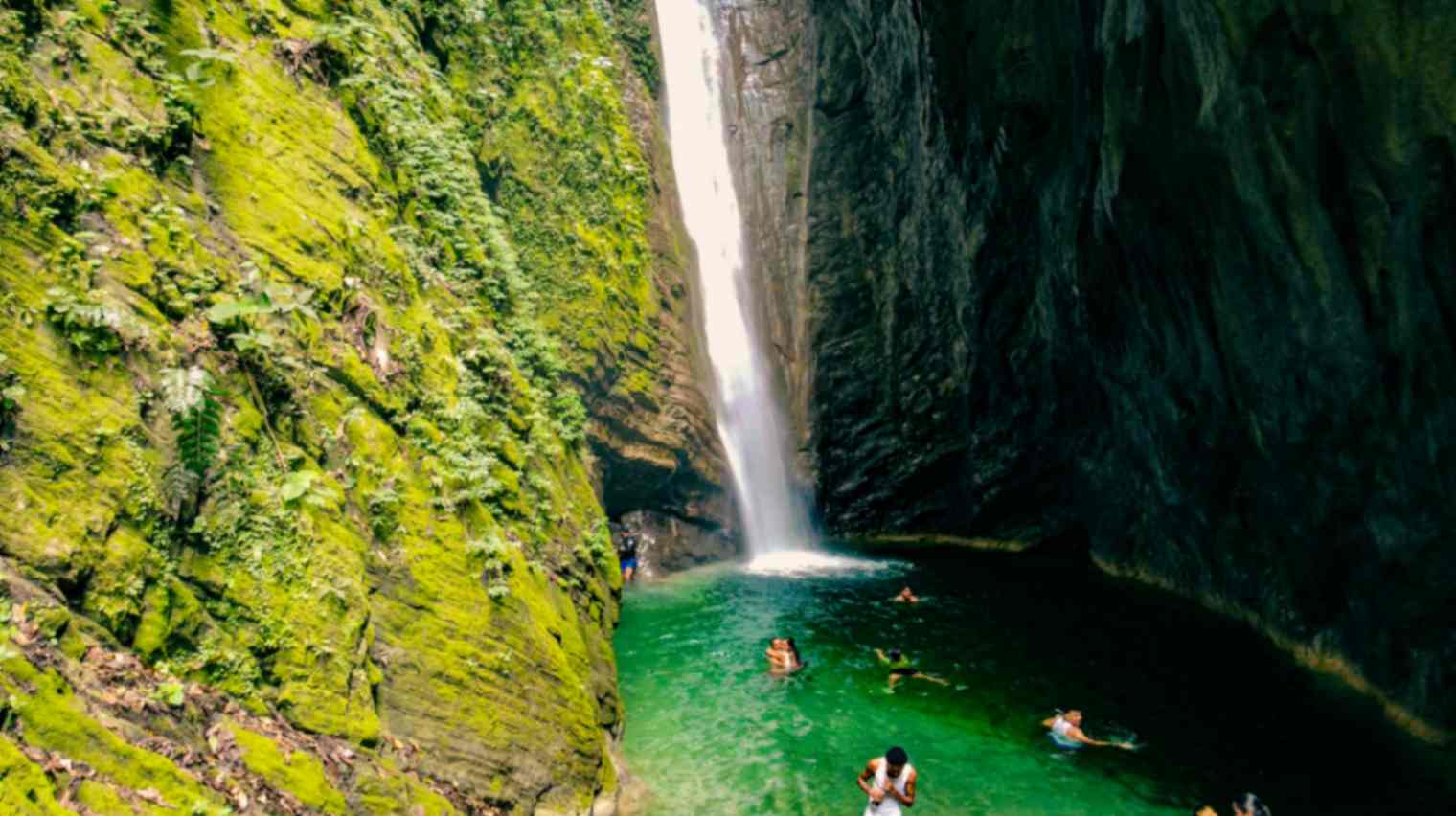Vista panorámica de la Cascada La Taina en Los Cacaos San Cristóbal