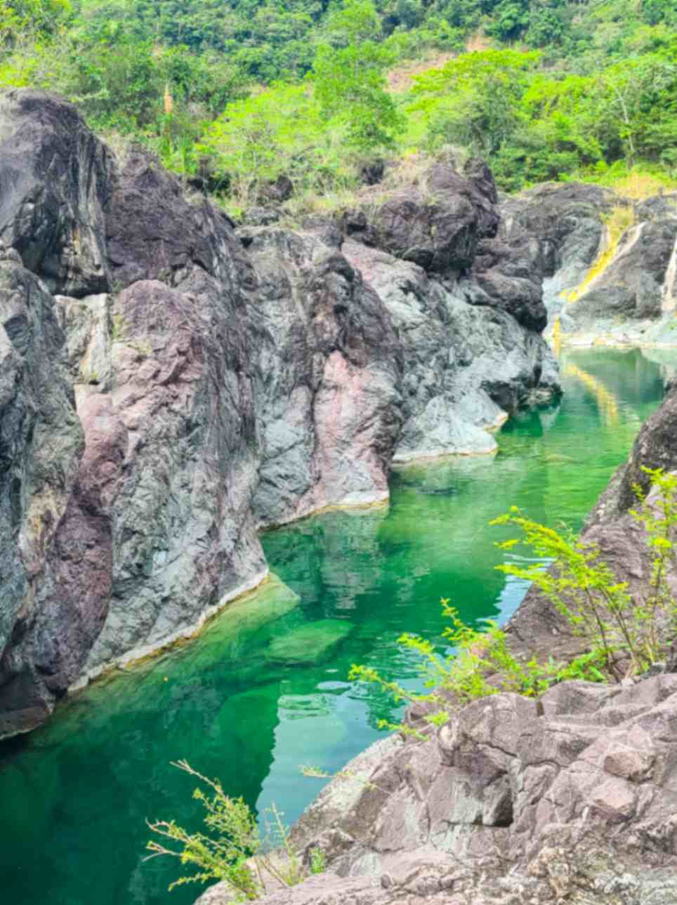 Pozas y rocas en Los Cacaos