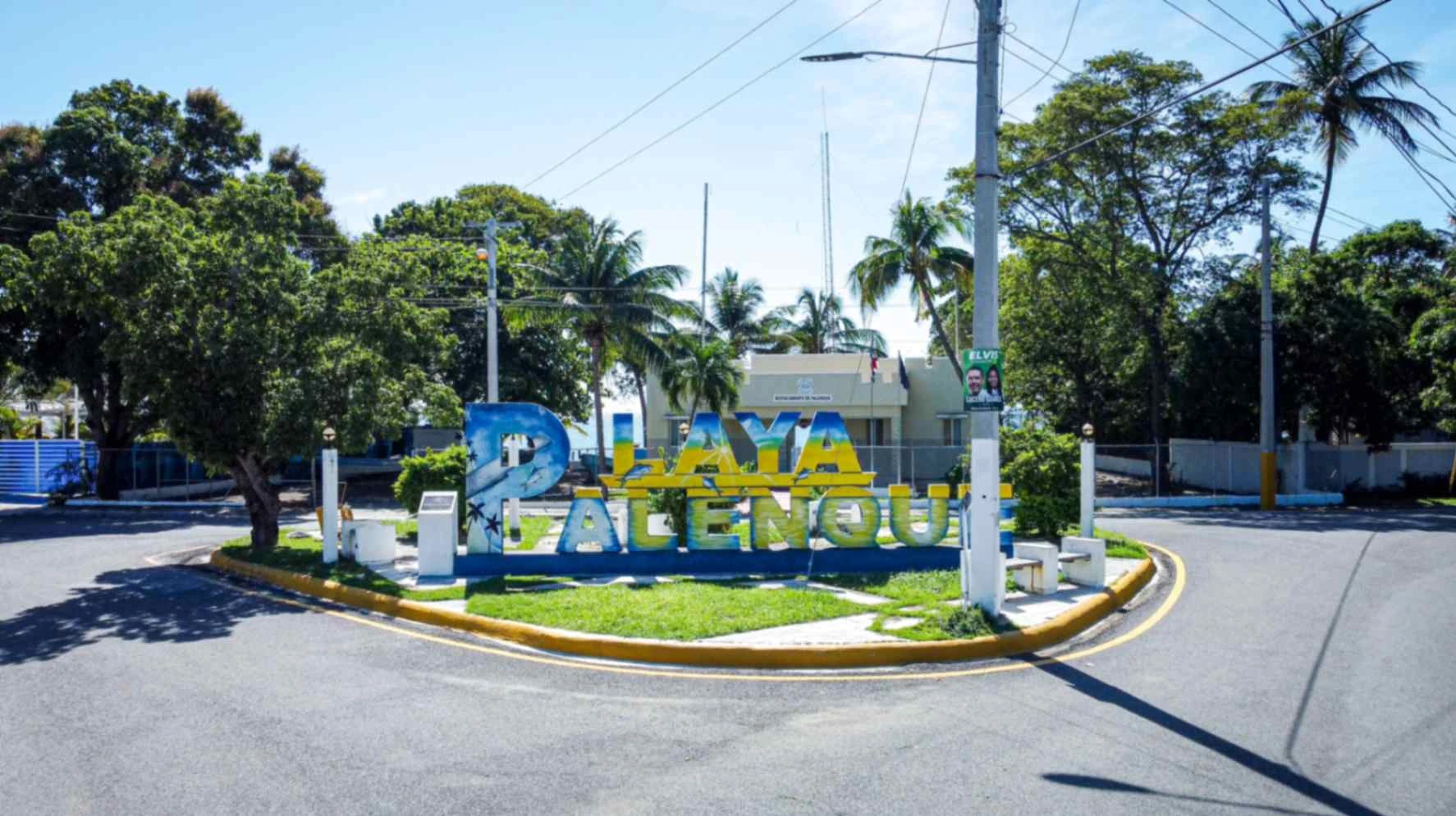 Entrada y letrero de Playa Palenque