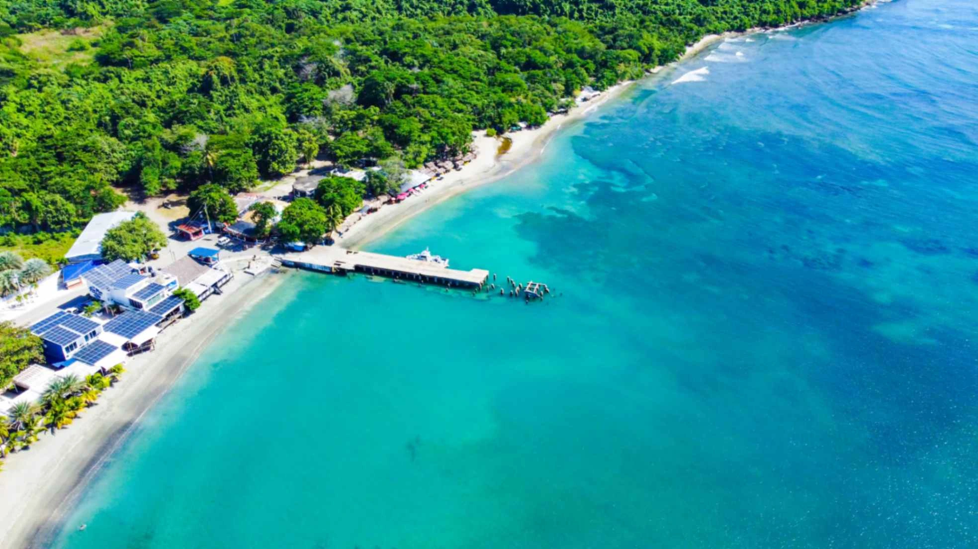 Orilla del mar con arena oscura en Playa Palenque