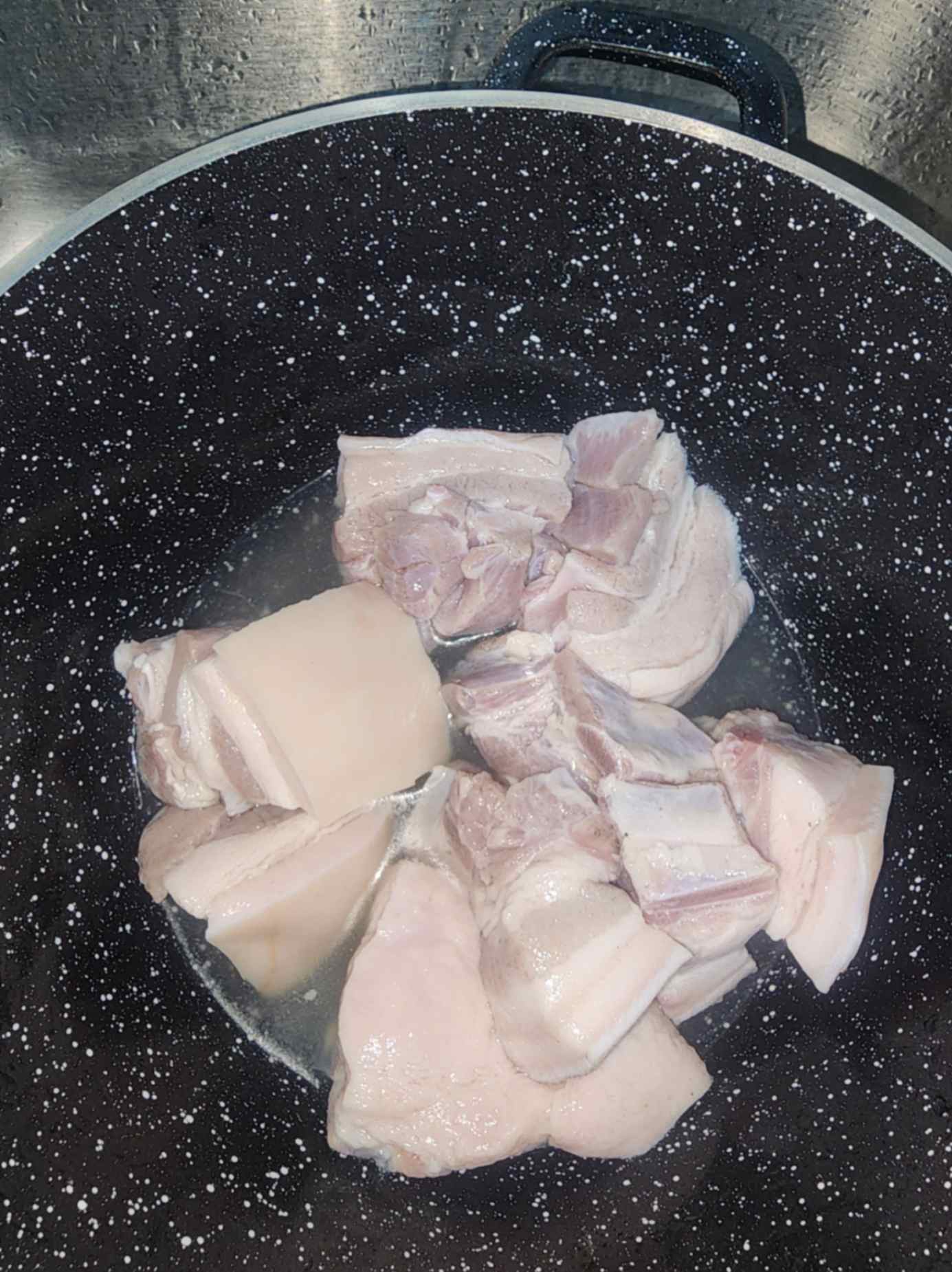 Panceta de cerdo cortada con piel lista para sazonar