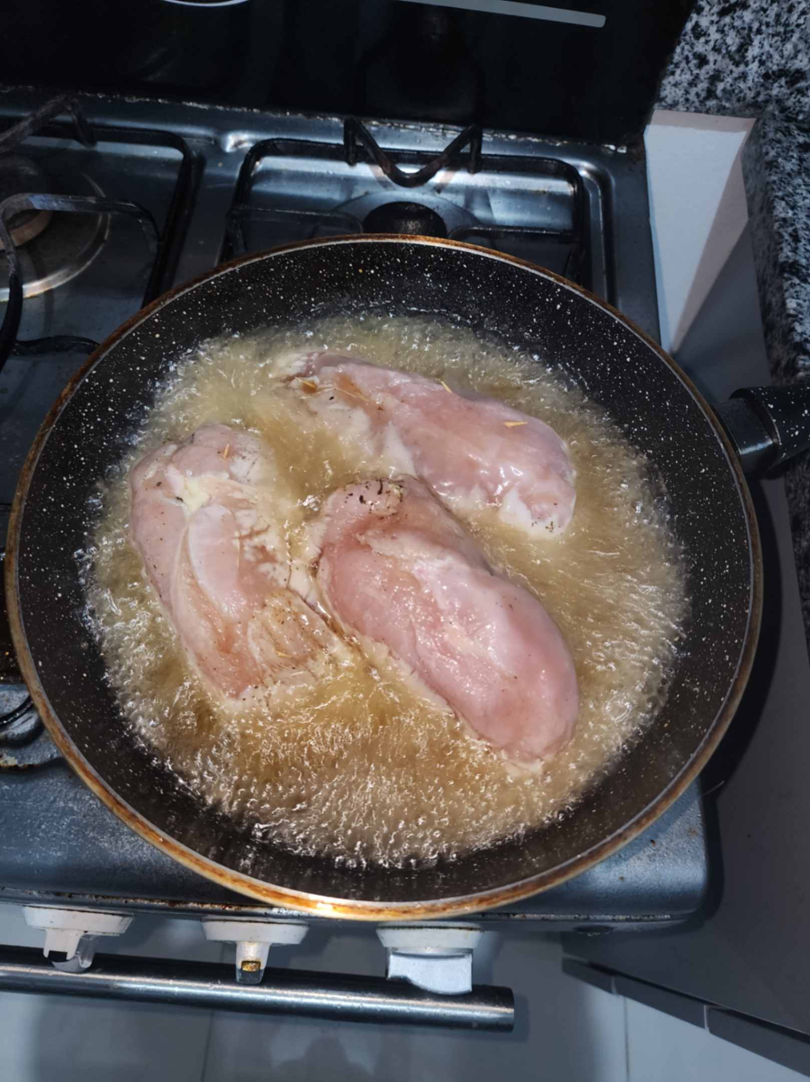 Pechugas friéndose en aceite caliente