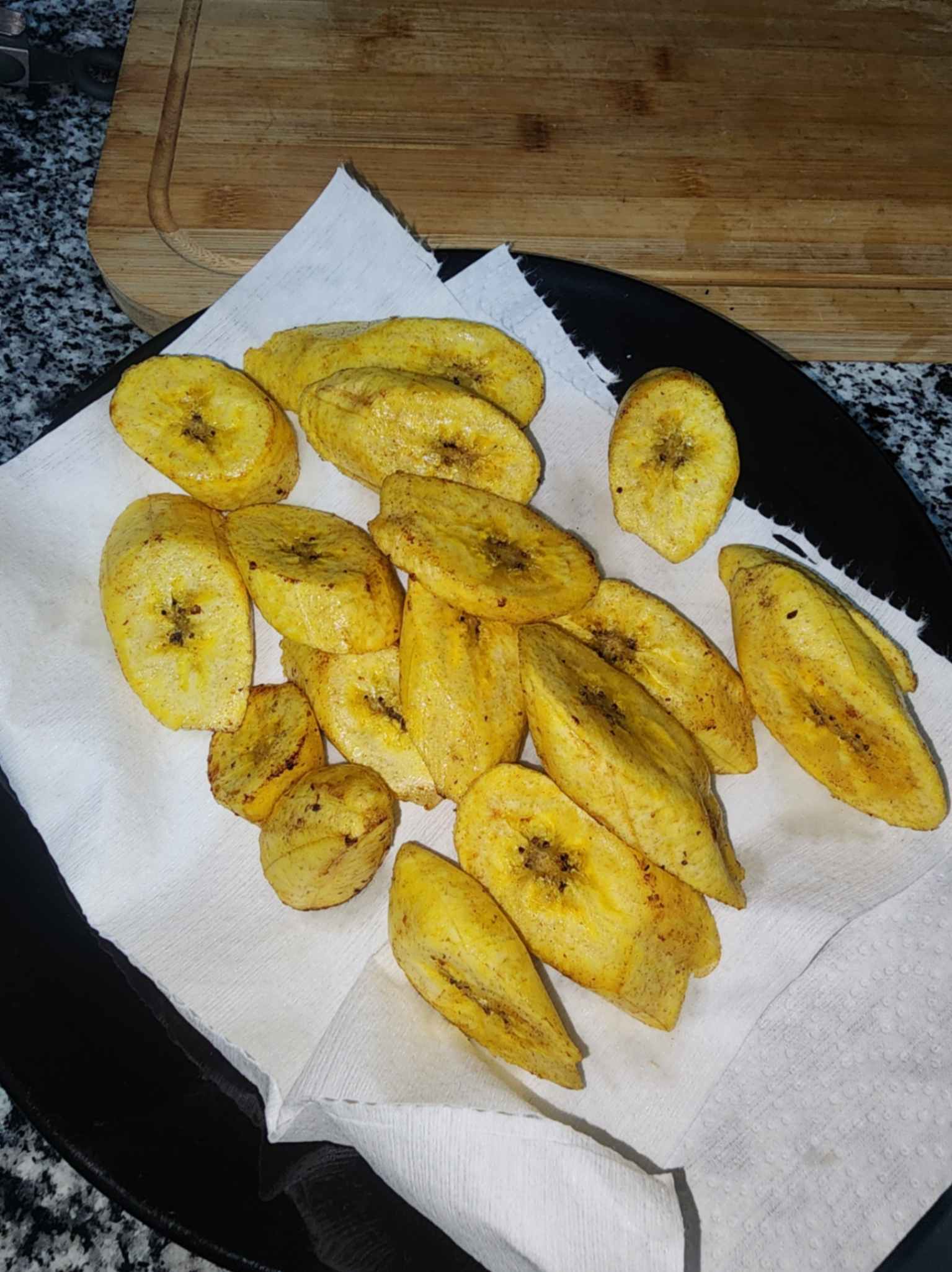 Tostones dorándose en aceite caliente durante la segunda fritura